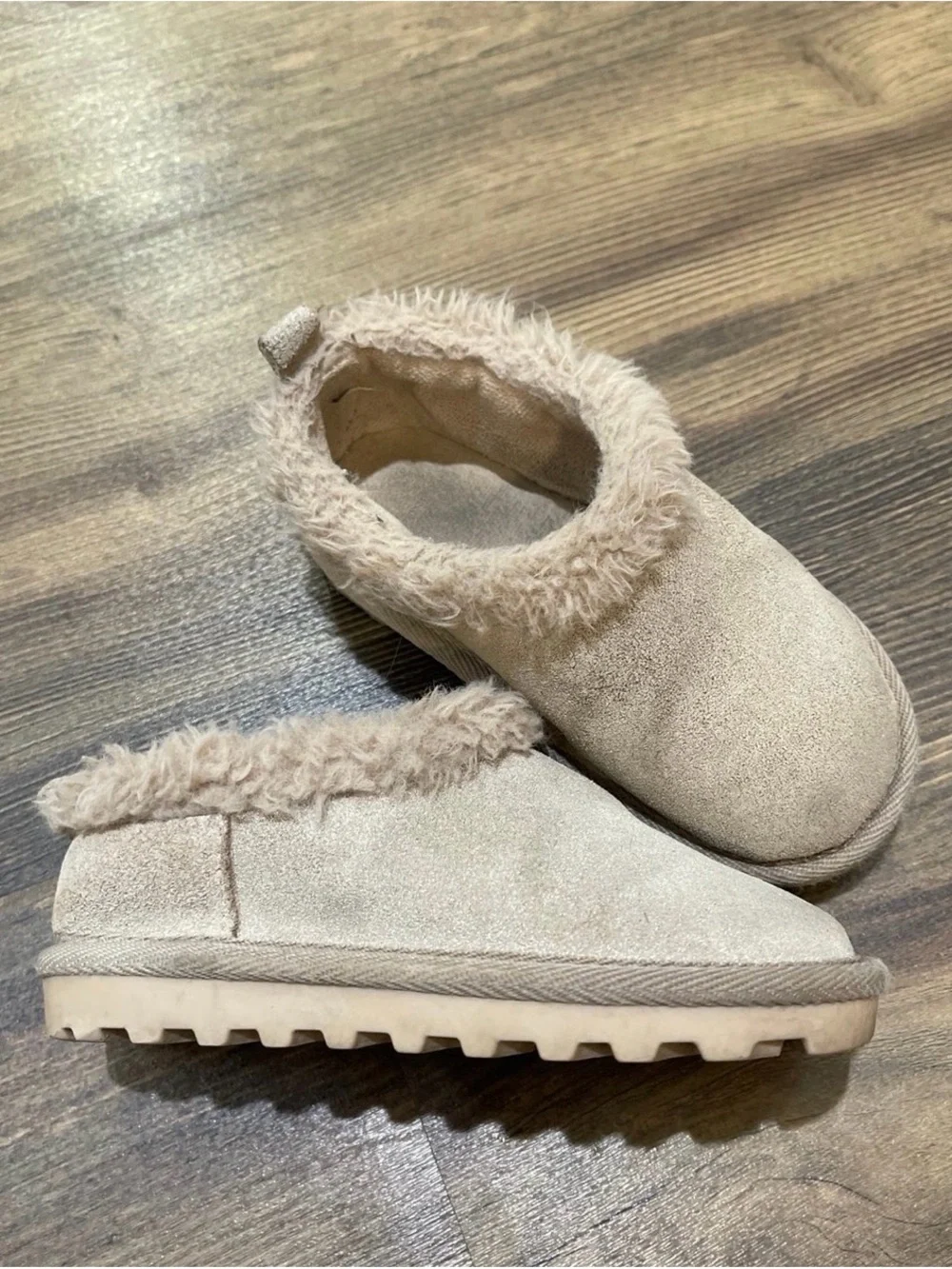 BEARPAW Kids Size 8 Faux Fur Suede Slip-On Slippers Beige